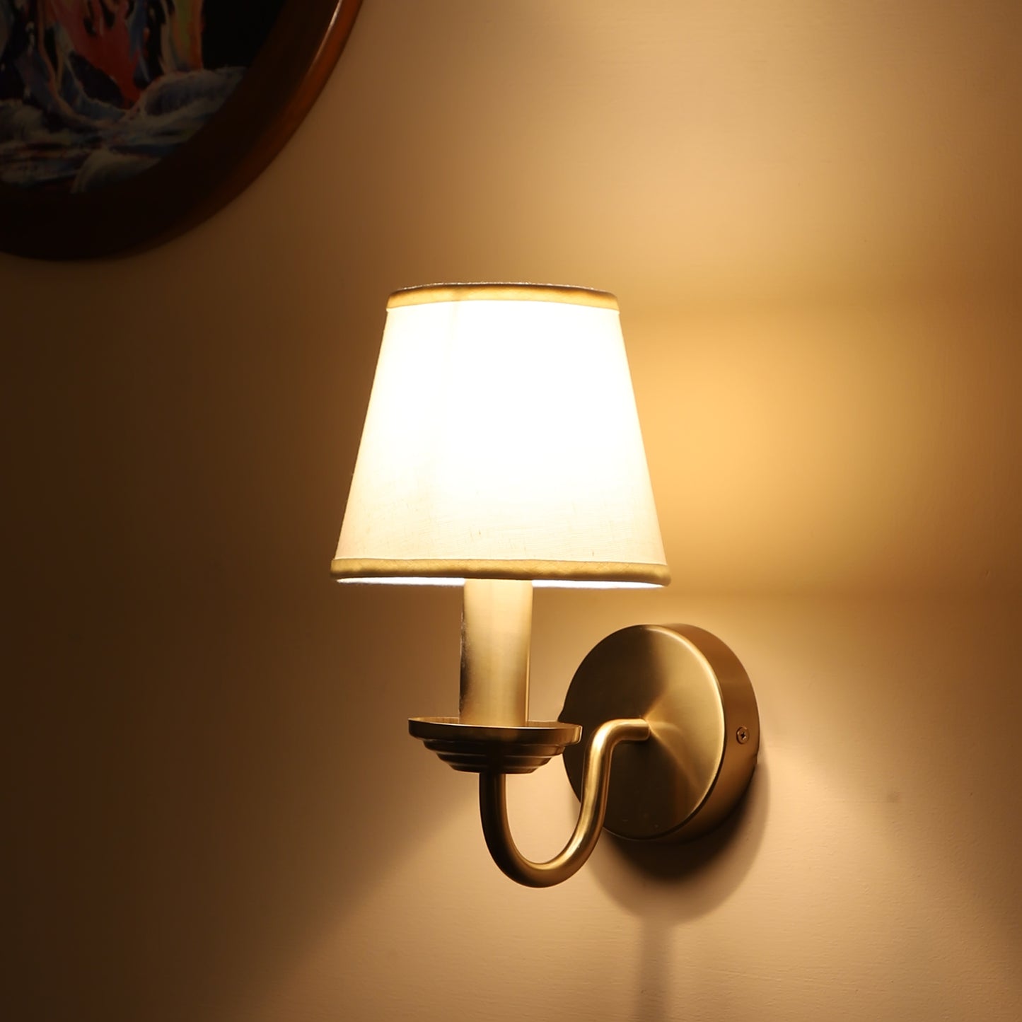 Round base with curve arm single Wall Light