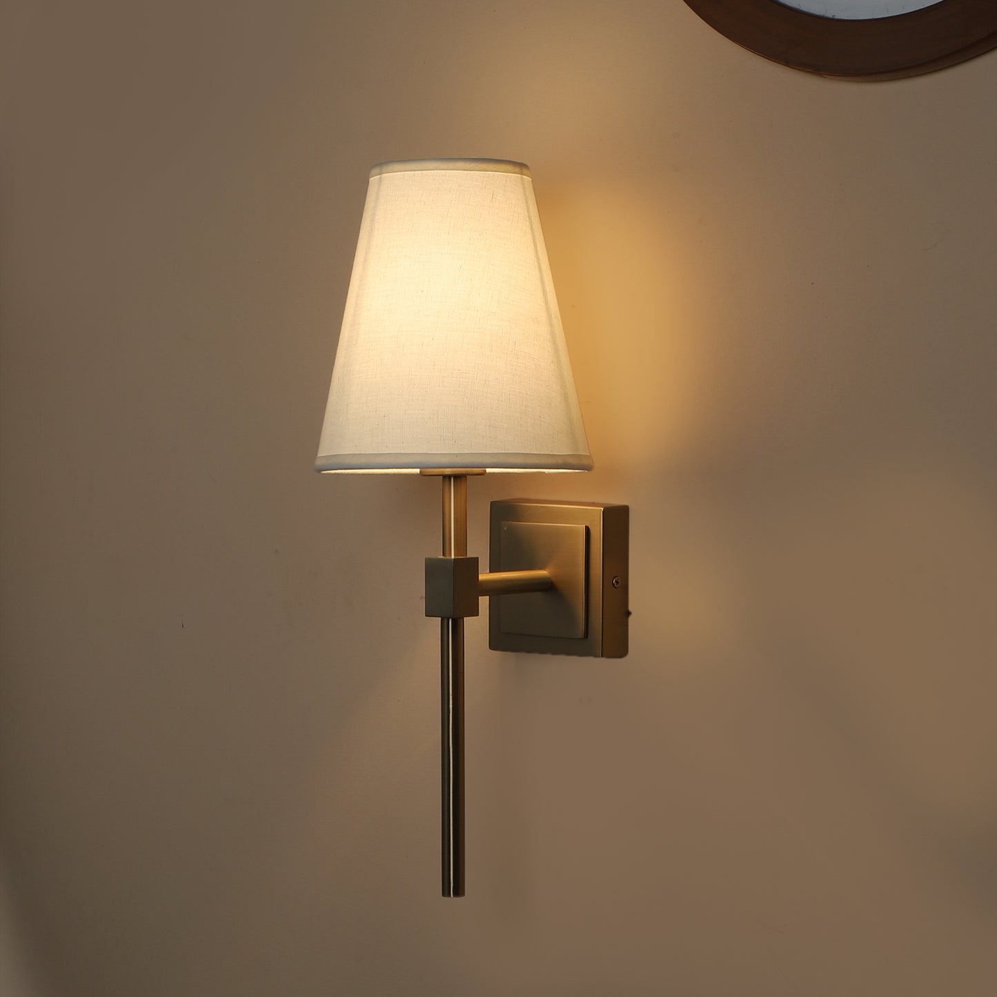 Square base single arm Wall Light