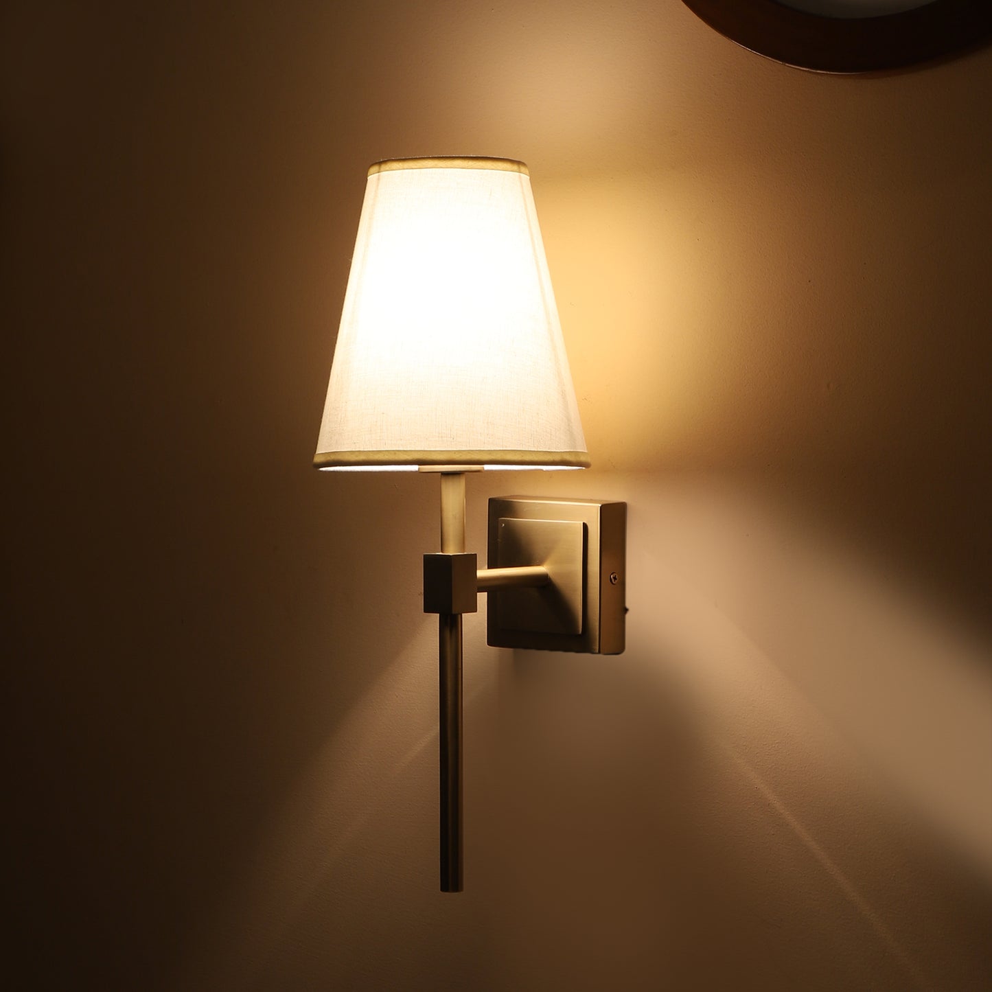 Square base single arm Wall Light