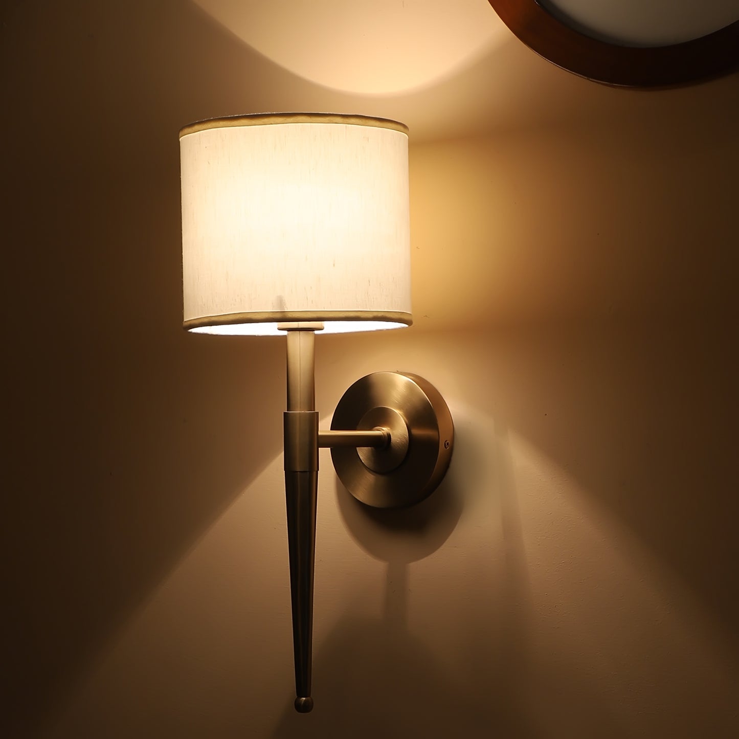 Round base sleek rod Wall Light